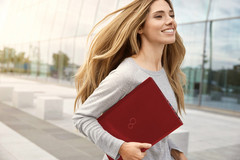 Das Lifebook U938 gibt es in "sexy rot" und "classic black" und wiegt jeweils nur 920 Gramm.