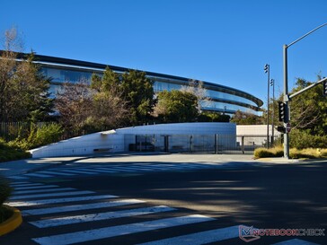 ... aber nur stellenweise, verborgen hinter viel Gittern und natürlichem Sichtschutz.
