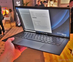 Das AsusPro B9 unterbietet sowohl Acers Swift 5 als auch LGs Gram 14 Notebooks um einige Gramm Gewicht.