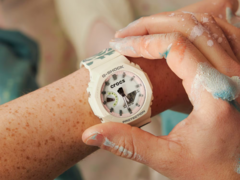 Die Casio G-Shock GA2100CROCS25-7 (siehe Bild) trägt ein einzigartiges Crocs-Logo auf dem Zifferblatt. (Bildquelle: Casio)