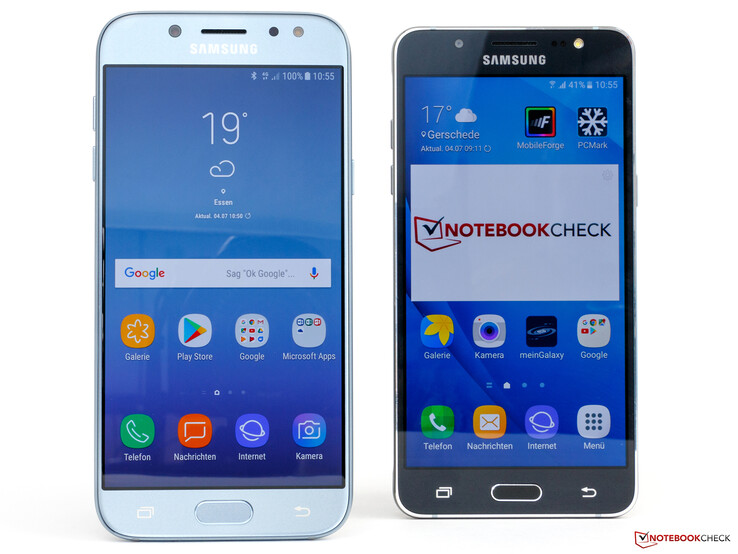 Samsung Galaxy J5 (2017) und das Vorjahresmodell (rechts) nebeneinander.