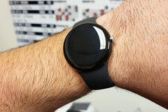Die Google Pixel Watch wird standardmäßig mit einem proprietären Silikon-Armband ausgeliefert. (Bild: u/tagtech1414)