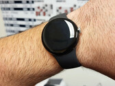 Die Google Pixel Watch wird standardmäßig mit einem proprietären Silikon-Armband ausgeliefert. (Bild: u/tagtech1414)