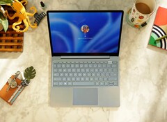 Der Microsoft Surface Laptop Go 3 bietet vor allem mehr Leistung als sein Vorgänger. (Bild: Microsoft)