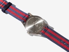 Die Noah x Timex MK1 Anchor besitzt einen lasergravierten Gehäuseboden mit den Logos von Noah und einem Anker