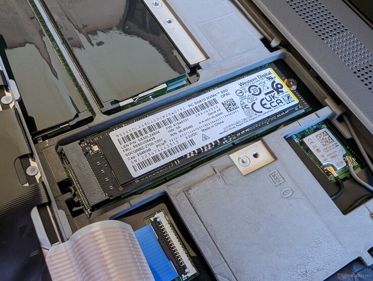 Der primäre M.2-SSD-Steckplatz befindet sich unter der abnehmbaren Tastatur