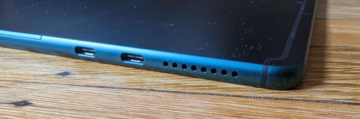 Links: 2x USB-C inkl. DisplayPort und Lademöglichkeit, Lautsprecher