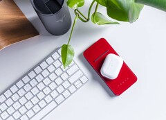 Tesla bietet ein drahtloses Ladegerät an, das dank integriertem Akku auch unterwegs genutzt werden kann. (Bild: Tesla)