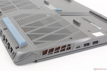 Die Unterseite ist stark stilisiert mit Erhebungen, Gittern, Markierungen, Gummifüßen und mehr