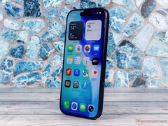 Das abgebildete Apple iPhone 17 Pro kann sich bereits mit Starlink-Satelliten verbinden, allerdings nur in den USA.