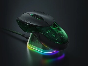 Die Razer Boomslang 20th Anniversary Edition auf der Mouse Dock Pro Ladestation. (Bildquelle: Razer)