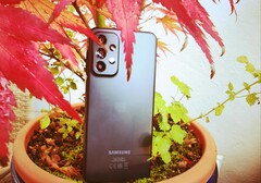 Das Samsung Galaxy A23 5G bietet eine recht schlichte Rückseite, dafür aber einen eleganten Übergang zum Kameramodul.