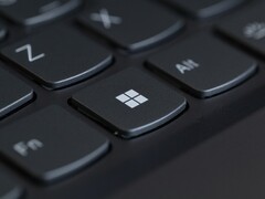 Nahaufnahme einer schwarzen Notebook-Tastatur mit der Windows-Taste im Fokus