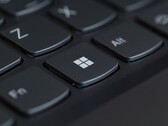 Nahaufnahme einer schwarzen Notebook-Tastatur mit der Windows-Taste im Fokus