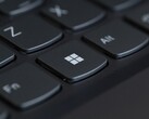 Nahaufnahme einer schwarzen Notebook-Tastatur mit der Windows-Taste im Fokus