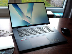 Asus VivoBook 18 (Bild: Florian Glaser)
