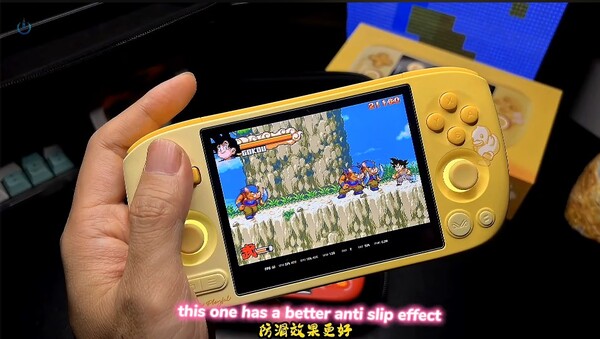 Die Ayaneo Pocket Air Mini B.Duck Edition hat ein gelbes Farbverlaufsdesign mit passenden Tasten und Daumensticks.