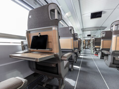 In der 1. Klasse: Tablet-Halter und Tisch. (Bild: Deutsche Bahn AG / Siemens / Andreas Hackl)