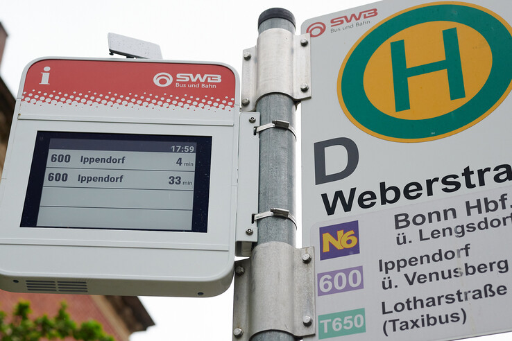 Blick auf eine Haltestelle im April 2023. Oben ist die Solarzelle. (Foto: Andreas Sebayang/Privat)