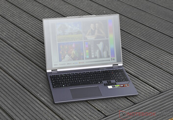 Chuwi Gamebook bei bewölktem Himmel