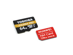 Unsere Referenz-micorSD Toshiba Exceria Pro M501 im Vergleich zur neuen Nano-Speicherkarte von Huawei.