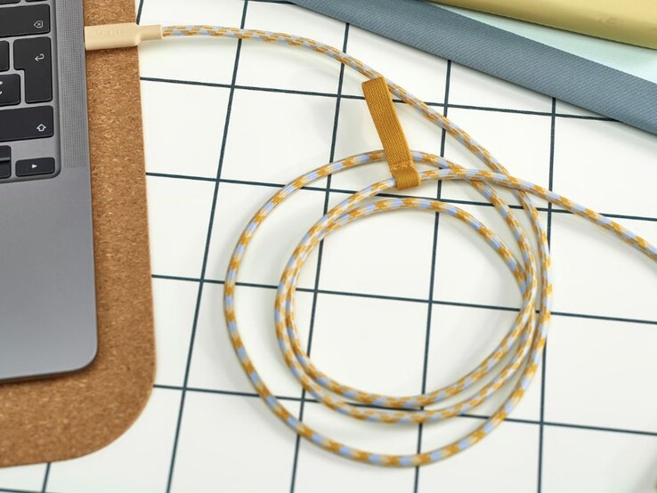 Das Rundhult USB-C-auf-USB-C-Kabel in Beige/Blau. (Bildquelle: IKEA)
