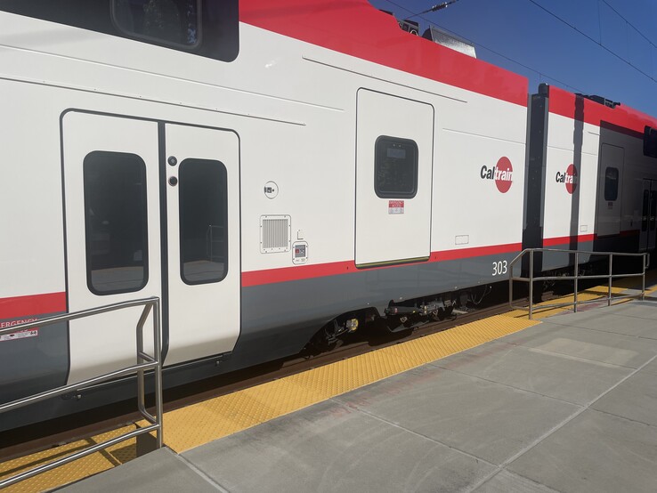 Besonderheit des neuen Stadler-Kiss-Caltrain: Für die Barrierefreiheit gibt es zwei Einstiegshöhen. (Bildquelle: Andreas Sebayang/Privat)