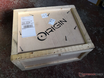 Die optionale Holzkiste kann nur mithilfe eines großen Kreuzschraubenziehers geöffnet werden