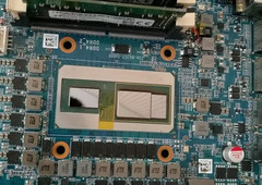 Das Multi-Chip-Module von Intel und AMD auf einem Intel NUC-Style-Board.