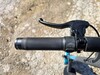 Die Bedienknöpfe des SO4 Pro Max sind am linken Griff positioniert.