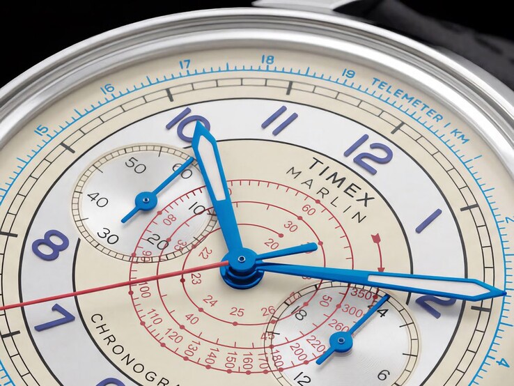 Nahaufnahme des Timex Marlin Neo Classic Chronographen mit mehrschichtigen Telemeter- und Tachymeterskalen sowie Leuchtzeigern