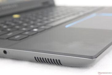 Dunkle Soft-Touch-Handballenauflagen und Keyboardtasten ziehen unschöne Fingerabdrücke geradezu an