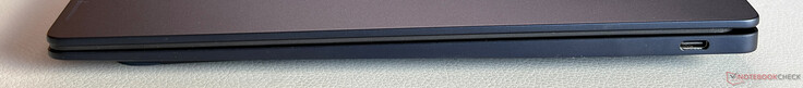 Rechts: USB-C 3.2 Gen. 2 (10 Gbit/s, DisplayPort 1.4, Power Delivery 3.0)