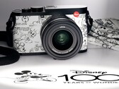 Die Leica Q2 gibts jetzt in einer limitierten Disney Edition mit weißer Belederung und Micky-Maus-Aufdruck. (Bild: Leica)