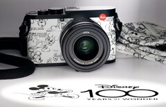 Die Leica Q2 gibts jetzt in einer limitierten Disney Edition mit weißer Belederung und Micky-Maus-Aufdruck. (Bild: Leica)