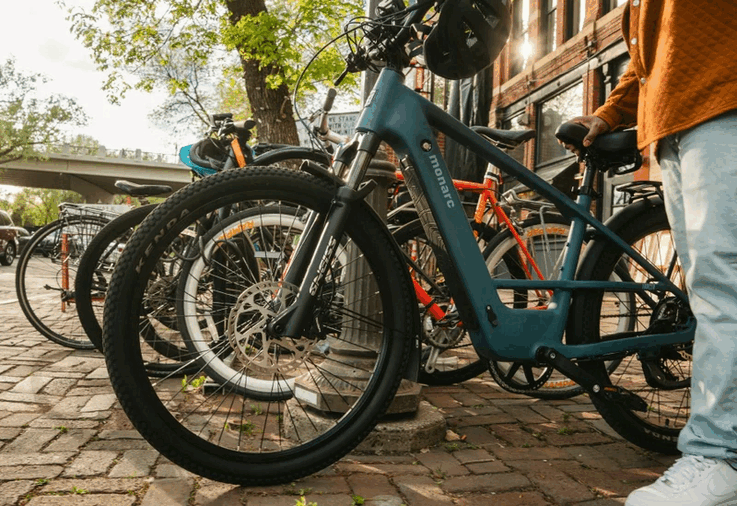 Das Monarc Tracer E-Bike ist in einer Variante mit hohem Einstieg erhältlich
