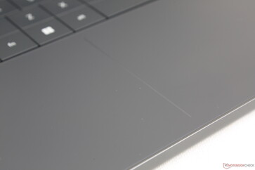 Es gibt jetzt Umrisse entlang der Ränder des Clickpads