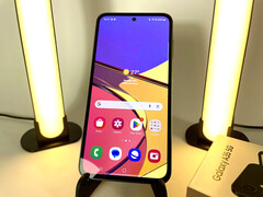 Das Samsung Galaxy A35 bietet bis zu 8 GB RAM und 256 GB Speicher. Offizell startet es bei 379 Euro.