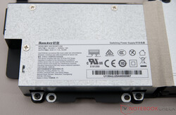 Intern verbautes Netzteil mit 135 Watt (19 V; 7,1 A)