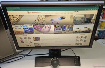 Am Monitor festgemacht, fällt die Screenbar nicht weiter unangenehm auf.