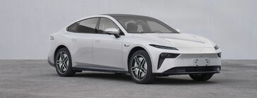 Seitenansicht der Dongfeng eπ 007 Limousine mit vier Radnabenmotoren. (Bildquelle: MIIT)