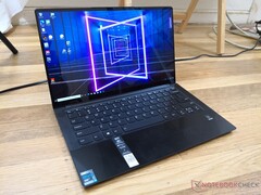 Die Lenovo Yoga Slim 9 Konfiguration mit dem schicken 4K-Display kann derzeit für 1.299 Euro bestellt werden (Bild: Notebookcheck)