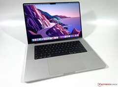 Bei Amazon kann eine gehobene Konfiguration des Apple MacBook Pro 16 vergleichsweise günstig geordert werden (Bild: Andreas Osthoff)