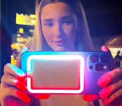 Das Moonside MagLight beleuchtet Fotos und Videos in einer Farbe nach Wahl. (Bild: Moonside)