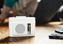 Maxell bietet jetzt einen kompakten Kassetten-Player mit integriertem Lautsprecher an. (Bildquelle: Maxell)