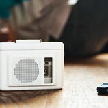 Maxell bietet jetzt einen kompakten Kassetten-Player mit integriertem Lautsprecher an. (Bildquelle: Maxell)