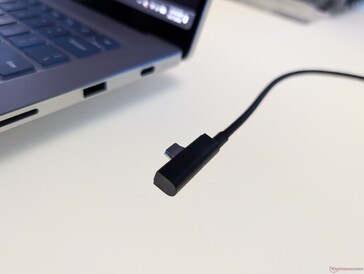 Nahaufnahme des magnetischen USB-C-Kabels. Auffällig ist der etwas dickere Stecker, der mit den meisten anderen USB-C-Anschlüssen nicht kompatibel ist.