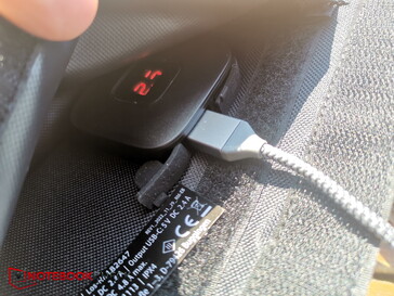 In der Tasche steckt der Wechselrichter mit 2 USB-Ausgängen