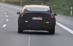 Das Vorserienmodell des Tesla Model 3 Facelift wurde auf der Autobahn nahe Lichtenau abgelichtet (Bild: mrx rx)