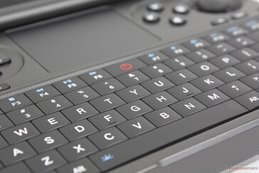 Im Vergleich zu herkömmlichen Laptoptastaturen erfordert das Drücken jeder Taste etwas mehr Kraft